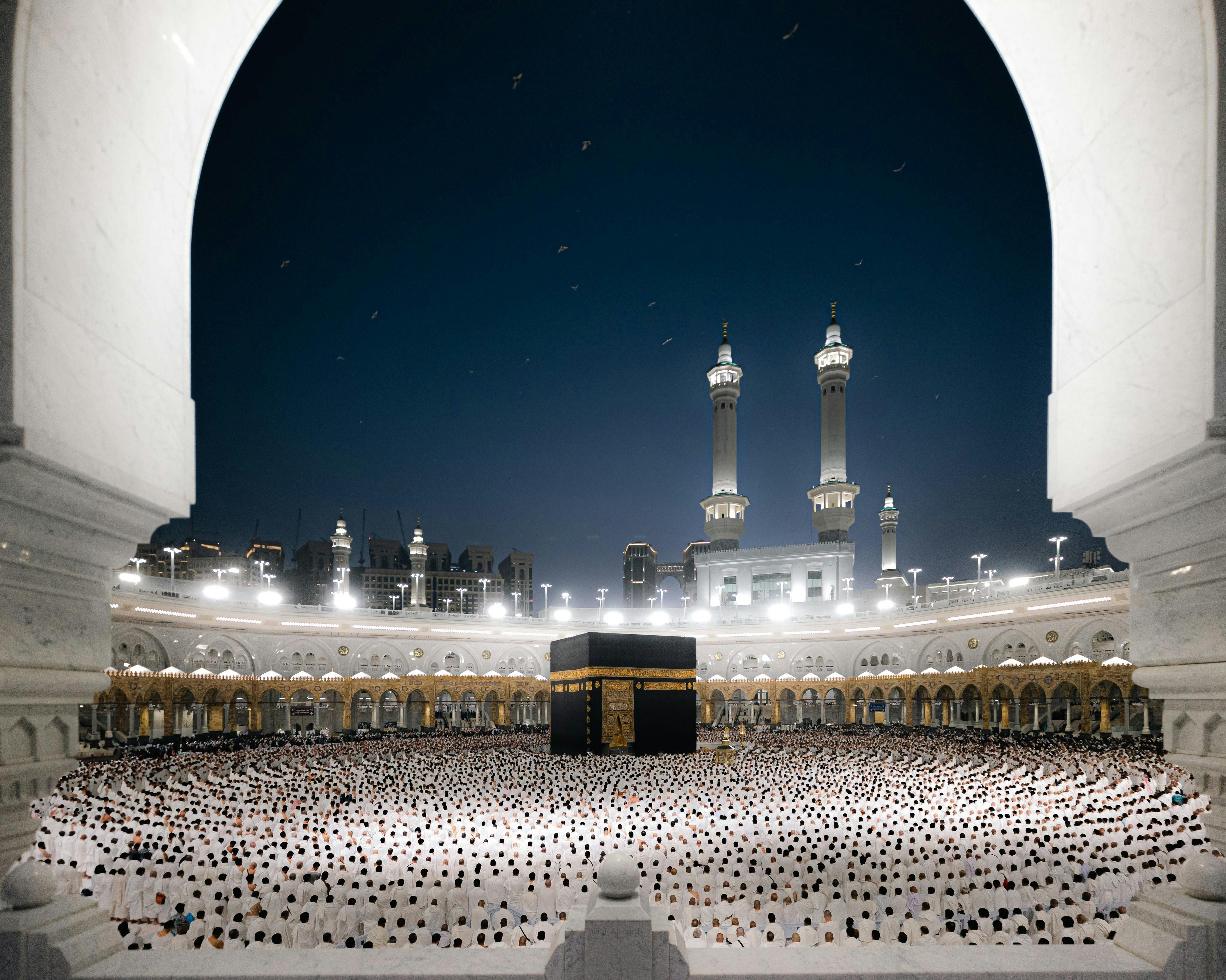 Pilgrims in prayer at Haram